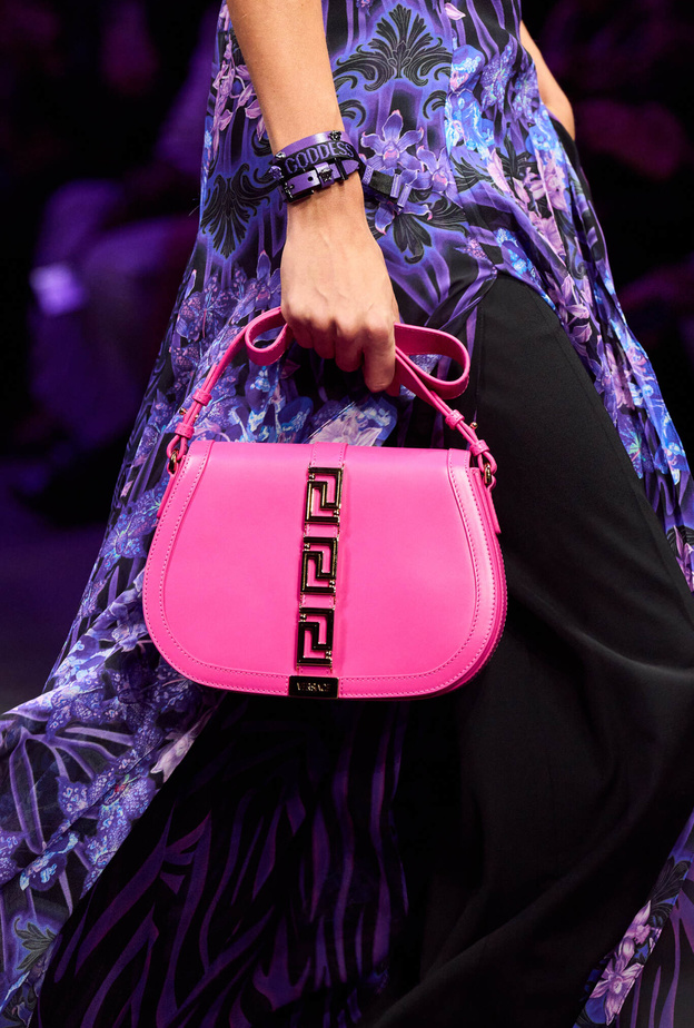 موديلات حقائب عصرية باللون الزهري