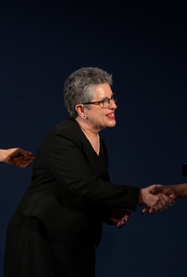  البروفيسور "سوزانا نونيس" عند استلامها الجائزة