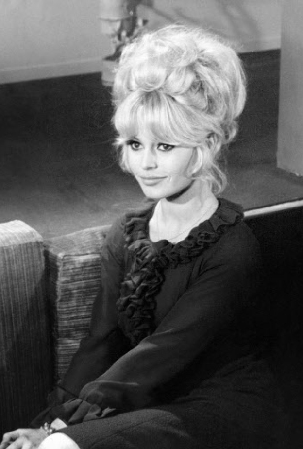 تسريحات شعر لا تنسى من وحي أيقونات الجمال في الزمن الماضي