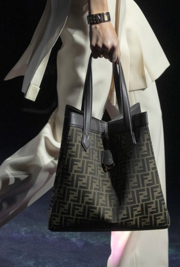 FENDI Origami حقيبة قابلة للتحوّل ذات شخصية مرحة 