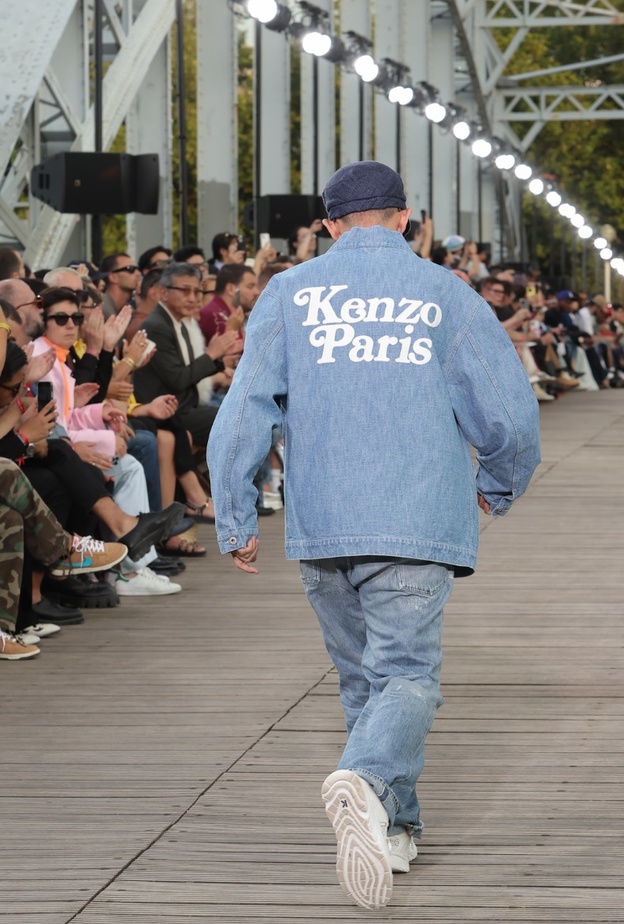Kenzo تسحر مدينة شنغهاي بعرضها لموسم ربيع وصيف 2024