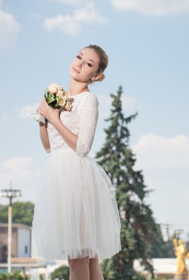 كيف تختار العروس القصيرة القامة فستان الزفاف؟