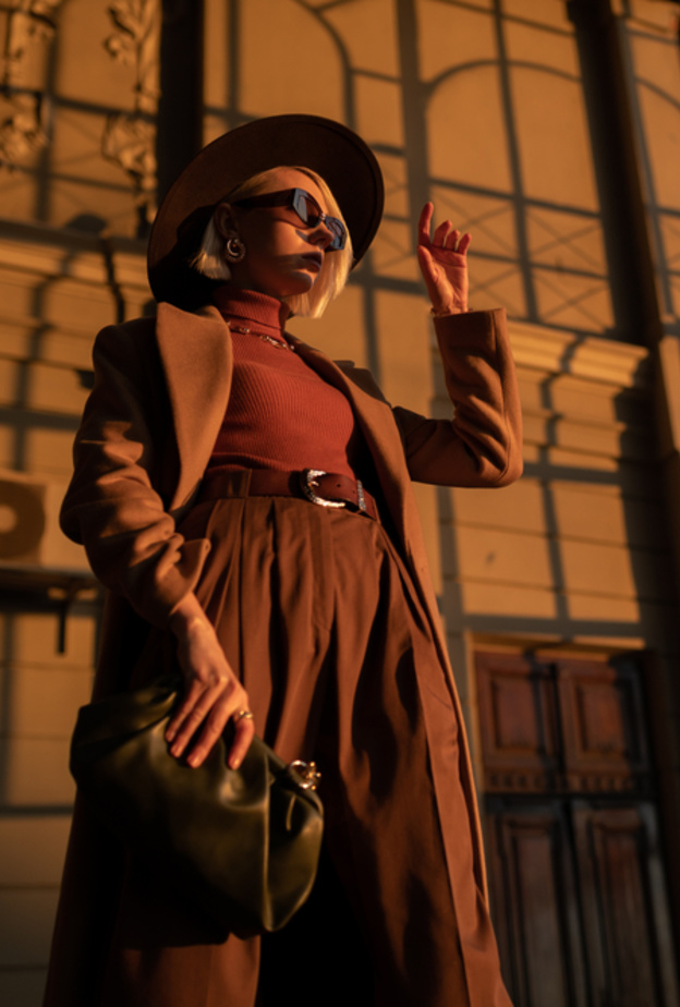 إطلالة مونوكروم لافتة باللّون البني بتدرجاته المختلفة