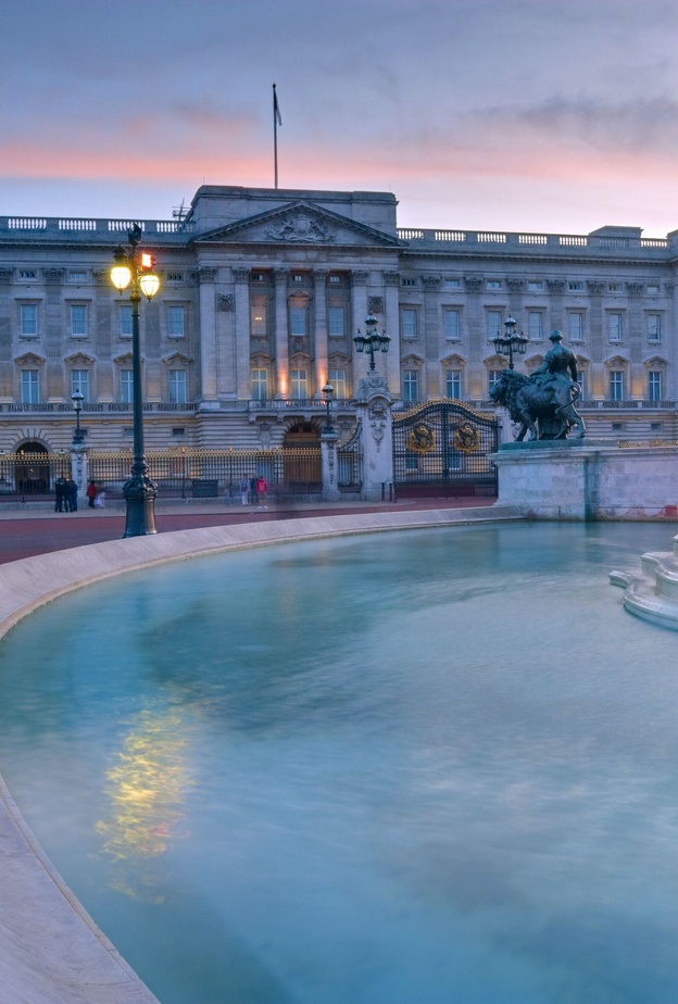 10 حقائق مثيرة للاهتمام عن حمام السباحة في قصر باكنغهام