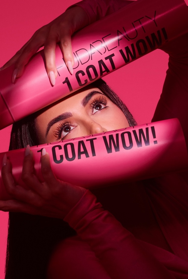 أطلّي برموش كثيفة ومرفوعة تخطف الأنفاس مع ماسكارا 1 Coat WOW! من Huda Beauty
