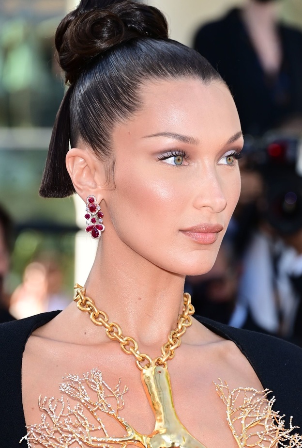 تسريحات عصرية عكست إطلالات بيلا حديد الملفتة.. إليك الخطوات لتطبيقها