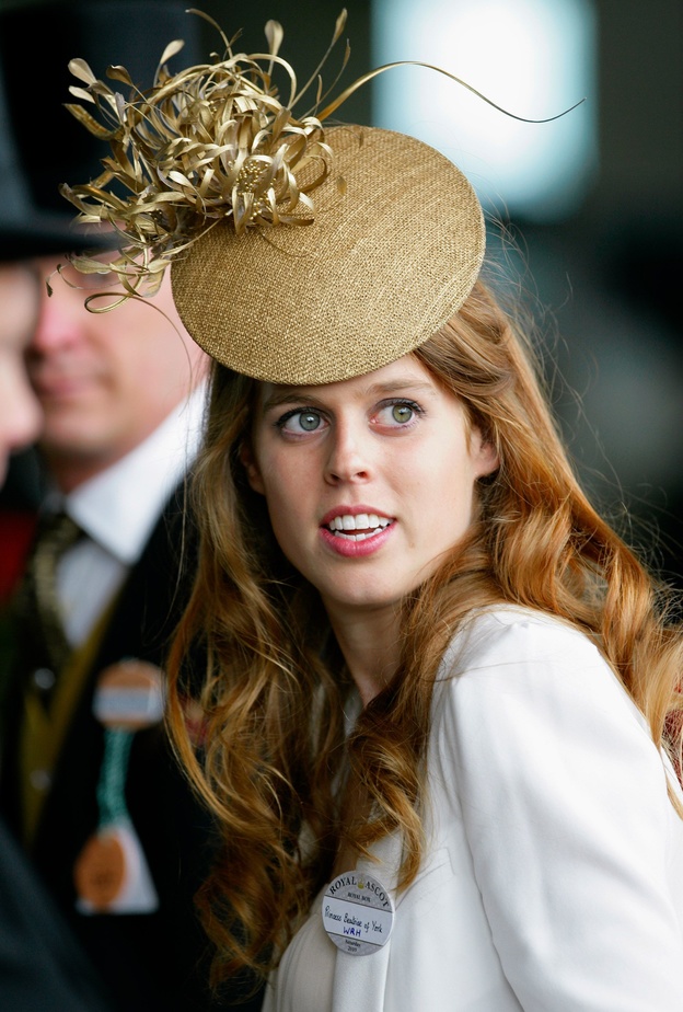 أروع وأغرب القبعات التي ظهرت بها الأميرة بياتريس على مر السنوات