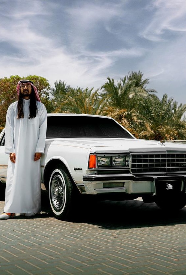 ستيف أوكي بالثوب.. إطلالة جديدة بطابع مختلف للنجم الأمريكي في المملكة