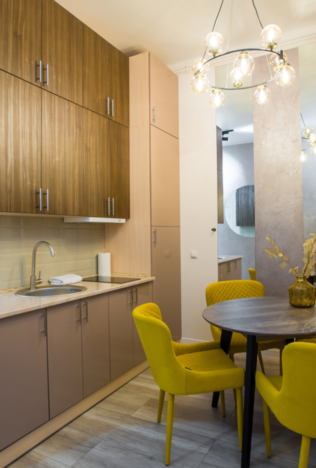 7 حيل يستخدمها المصممون الداخليون لإنشاء مناطق جلوس مريحة في المطبخ