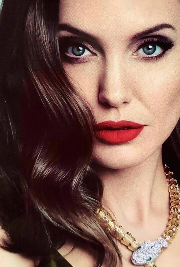 اكتشفي أنواع الأحجار الكريمة التي تعشقها أنجلينا جولي Angelina Jolie