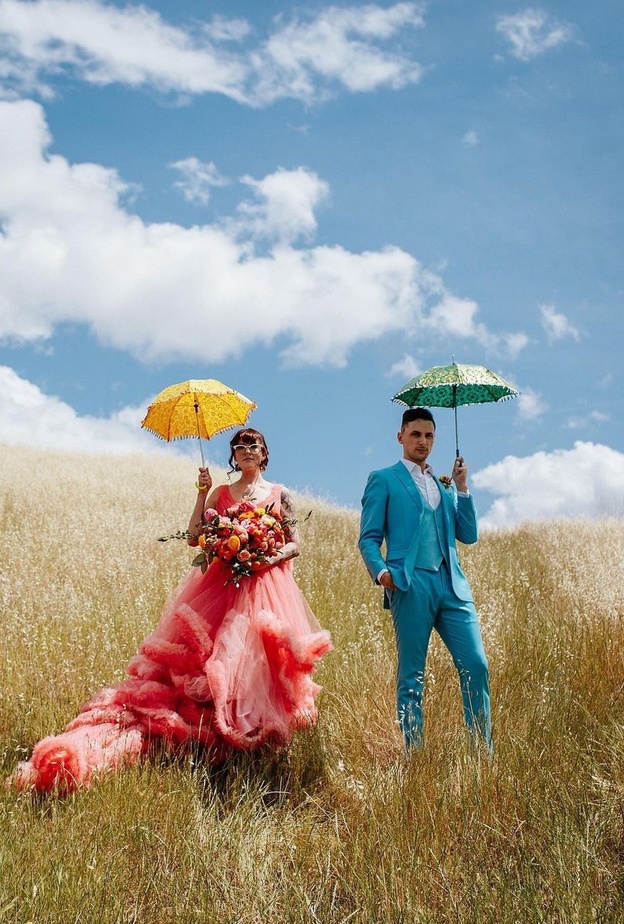 العروسان في زفاف كاليفورنيا