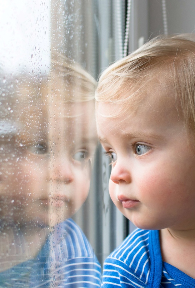 العزلة والانسحاب وعدم العناد أبرز أعراض اصابة الطفل بالاكتئاب 