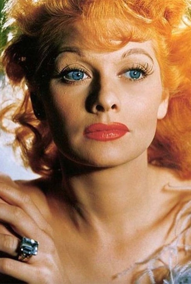 الممثلة الأمريكية لوسي بول Lucille Ball بخاتم الأكومارين