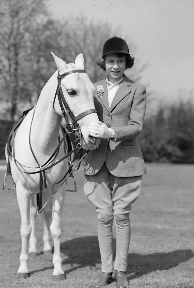 الملكة إليزابيث الثانية عاشقة رياضة الفروسية من الطفولة
