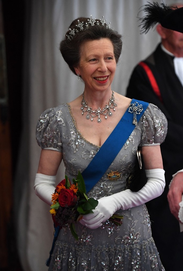 ما هو سر تزينّ الأميرة آن بقطع مجوهرات قليلة على عكس والدتها الملكة إليزابيث؟