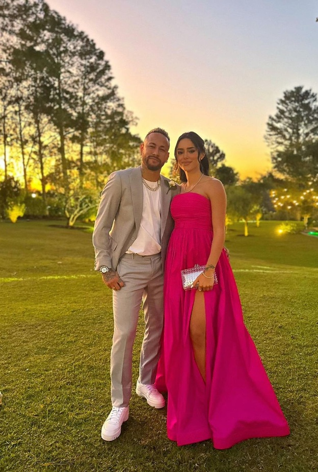 كيف استطاعت برونا بيانكاردي Bruna Biancardi صديقة نيمار Neymar خطف الأنظار بإطلالات مجوهراتها؟