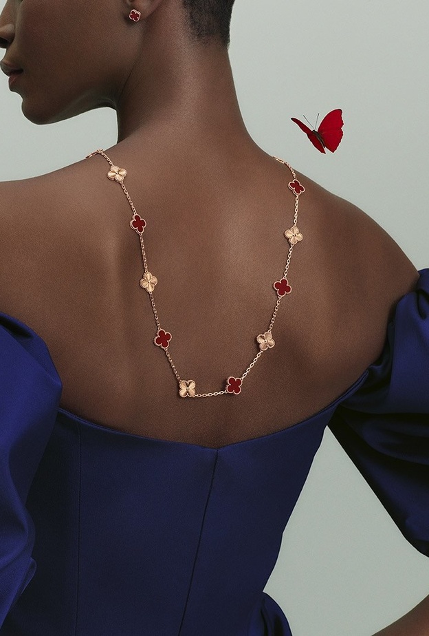 تألقي في يوم المرأة الاماراتية بموديلات سلاسل ذهب عالمية