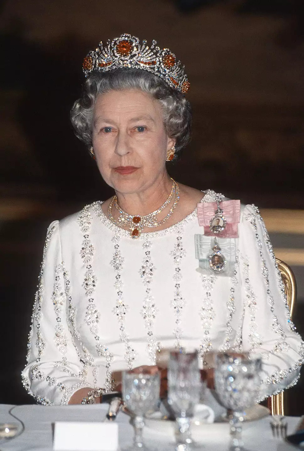 تاج الياقوت الأحمر البورمي والماس Burmese Ruby and Diamond Tiara