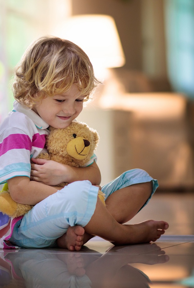 تحدثي إلى طفلك بهدوء واخبريه بالمزايا التي سيحصل عليها عند التخلص من ألعابه