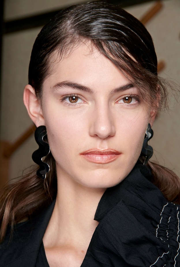 الكونتور الكريمي الملفت مع الشفاه النيود