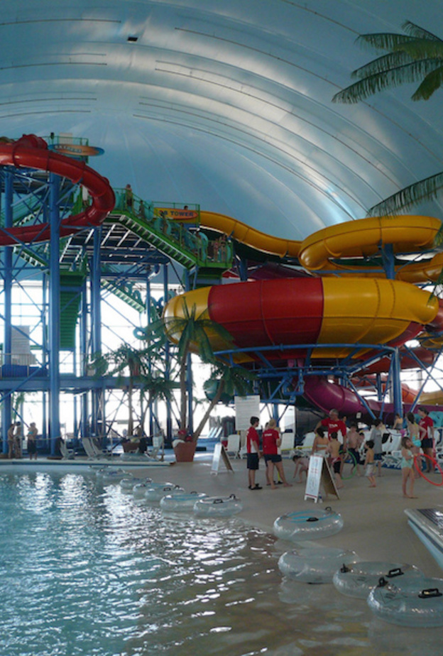حديقة فولسفيو المائية الداخلية Fallsview Indoor Waterpark (90.000 قدم مربع) - أونتاريو، كندا