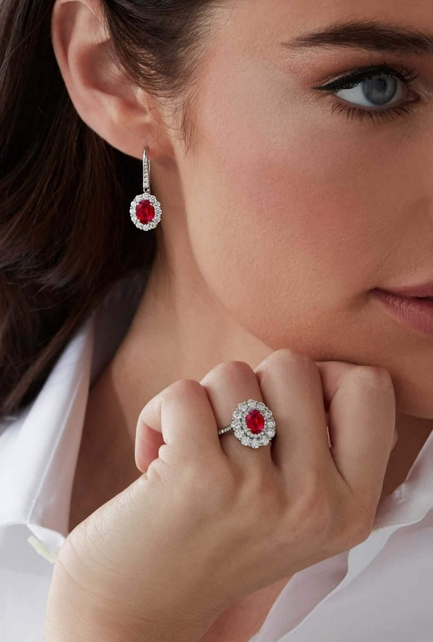 خاتم خطوبة مرصع بالروبي والألماس من غرارد Garrard