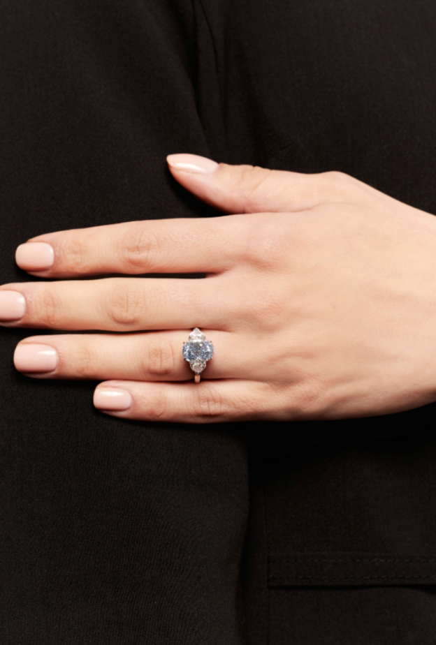 خاتم مرصع بالألماس الأزرق والأبيض - الصورة من سوذبيز Sotheby's