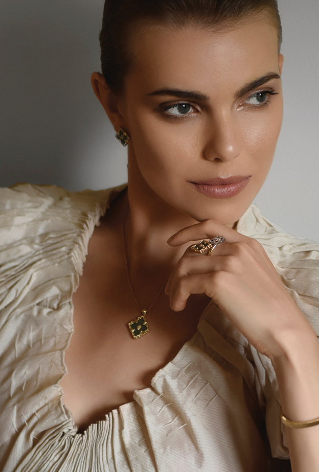 خواتم أحجار كريمة بألوان العلم الإماراتي كتحية للمرأة الإماراتية في يومها