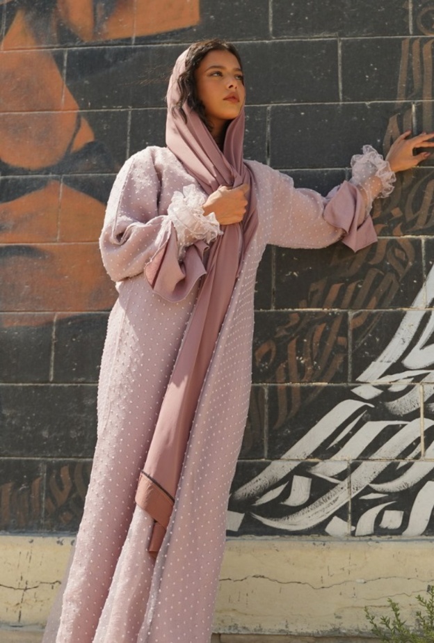 نسقي إطلالتكِ لمشاهدة فيلم باربي بعبايات أنيقة باللون الوردي من مصممات وعلامات سعودية