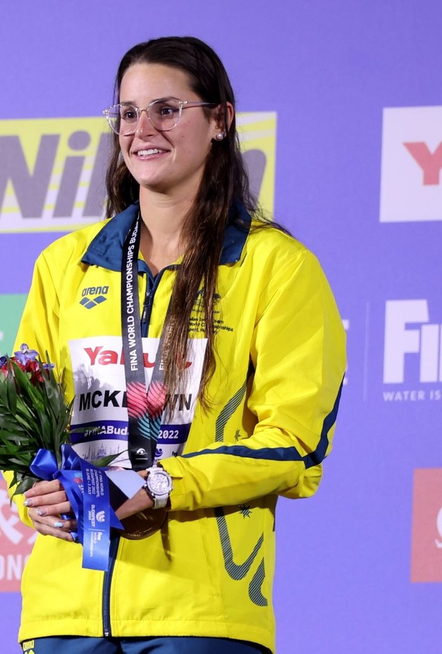 رسومات أوميغا على الشاشة وسبّاحين تميزن بإطلالة فريدة خلال السباق