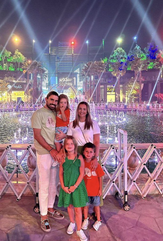 نجم الهلال السعودي نيفيز مع أسرته في بوليفارد رياض سيتي
