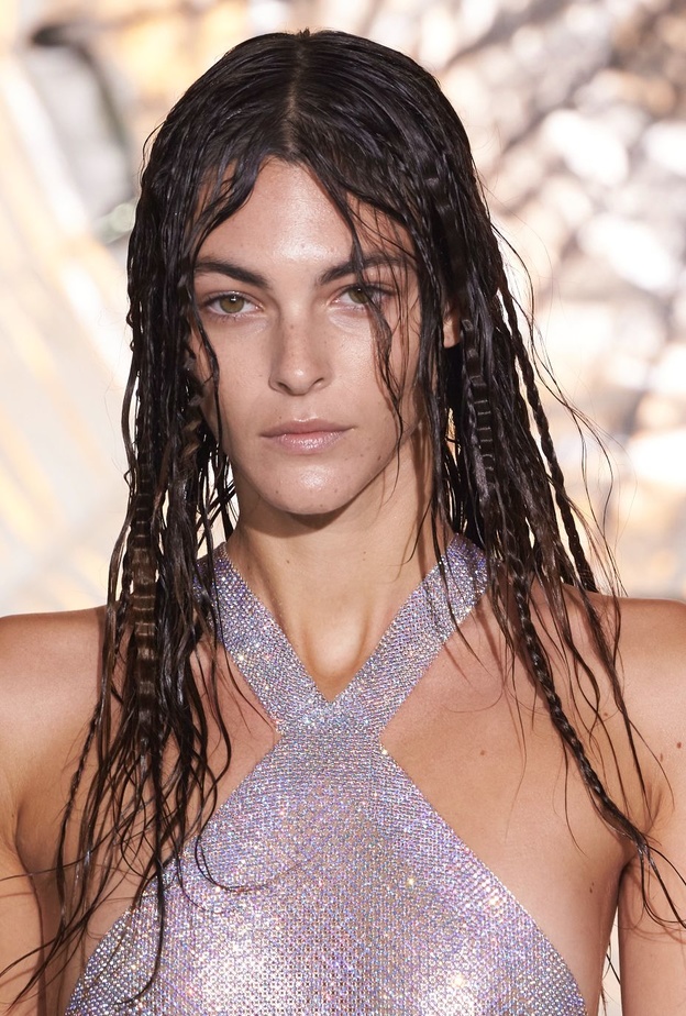 شعرك يتساقط من تأثير السباحة هذا الصيف؟ إليك بعض نصائحنا