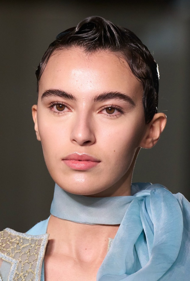 التخلص من البقع الداكنة: دليل شامل طبي وطبيعي لبشرة متألقة