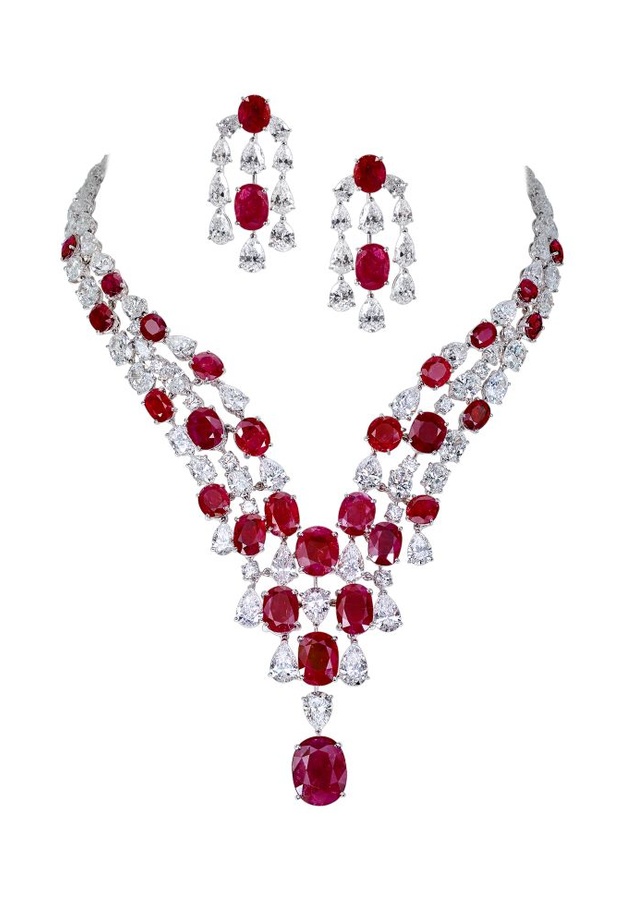 الماس الأحمر الحجر الكريم الأعلى ثمناً في العالم