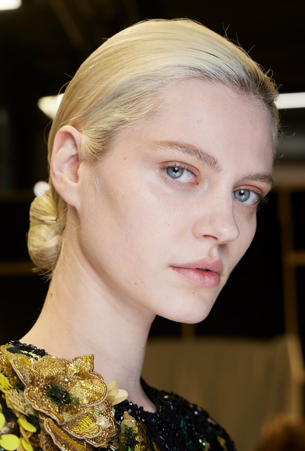 إليك أسباب رئيسية تُسرع ظهور الخطوط الدقيقة وتجعل بشرتك تُفقد مرونتها