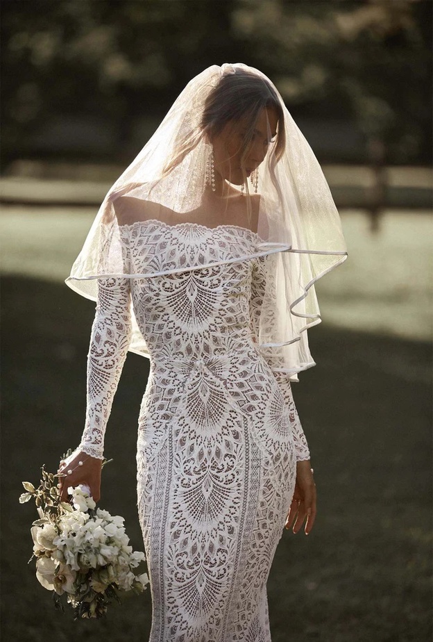 تألقي بأجمل فساتين الزفاف المزينة بالطرحة القصيرة لأناقة عصرية وحيوية