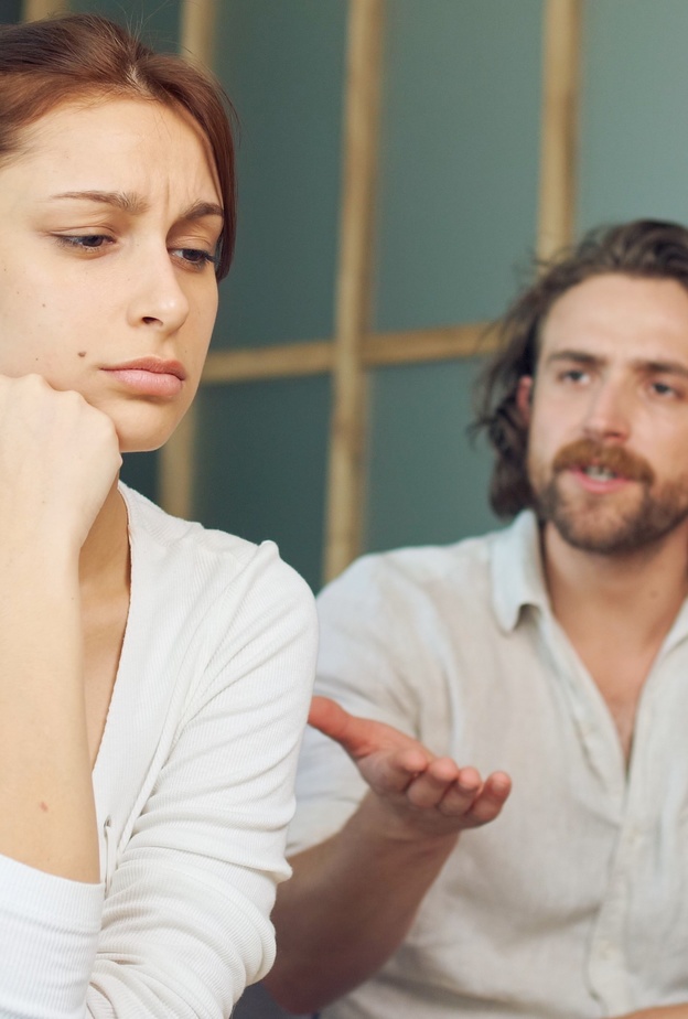 عبارات اللوم والدونية من أشهرر عبارات لا يستغنى عنها الرجل النرجسي أبداً في حديثه مع أنثاه
