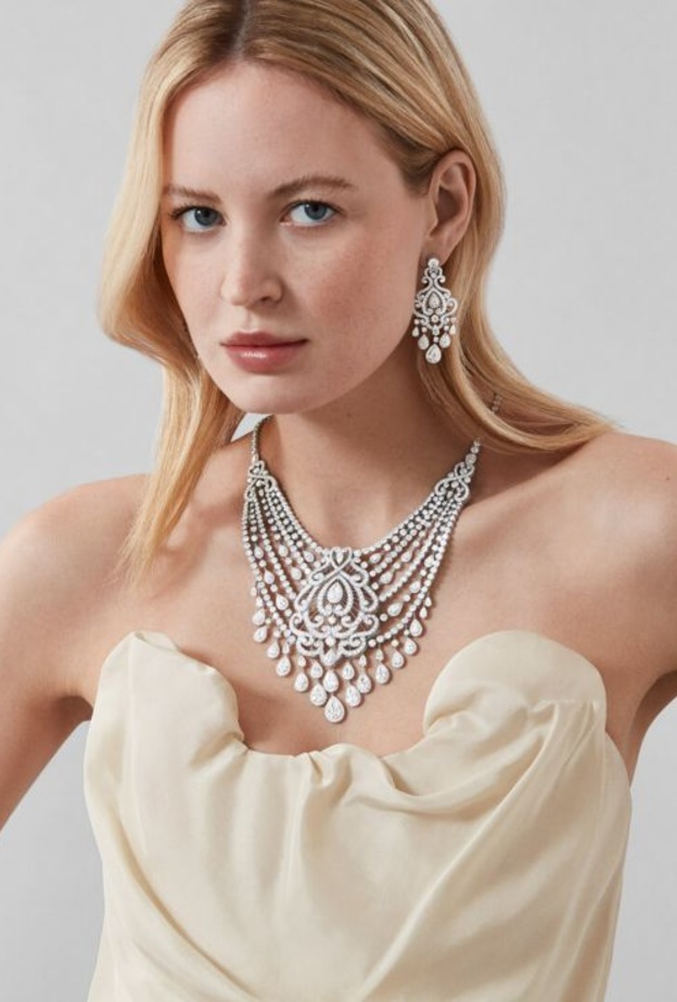 عقد فخم من مجموعة White Rose لغرارد Garrard 