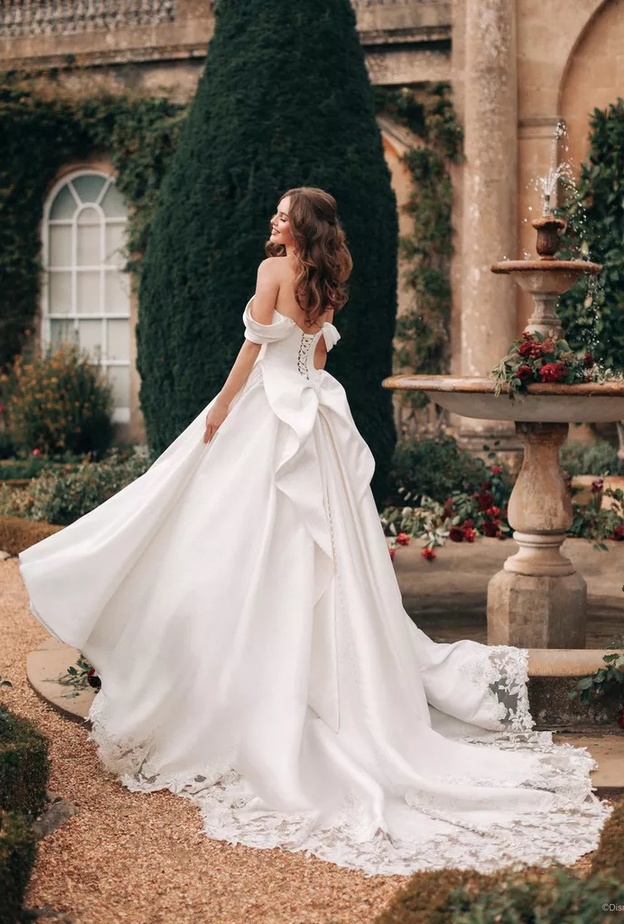 فساتين زفاف مع فيونكات@allure