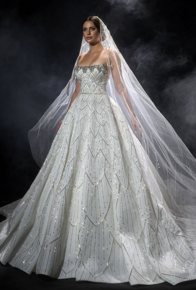 فستان زفاف يتضمن الآلاف من حبات الخرز والكريستال بقطار ساحر