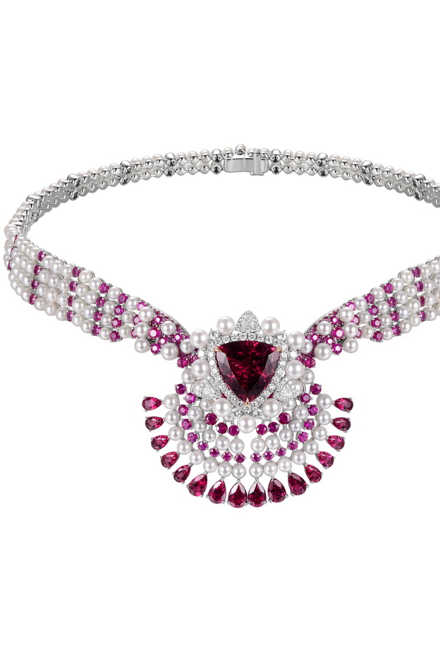 قلادة فاخرة مصممة من الروبي الأحمر من مجموعة Fabergé x James Gahn 