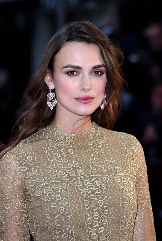 كيرا نايتلي معتمدة أقراط ماسية من ديفيد موريس