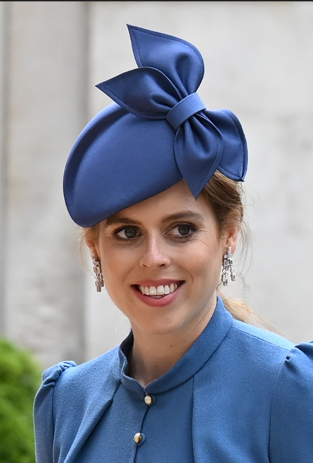 ما هي قطعة المجوهرات التي تقاسمتها الأميرة بياتريس مع جدتها الملكة إليزابيث الثانية؟