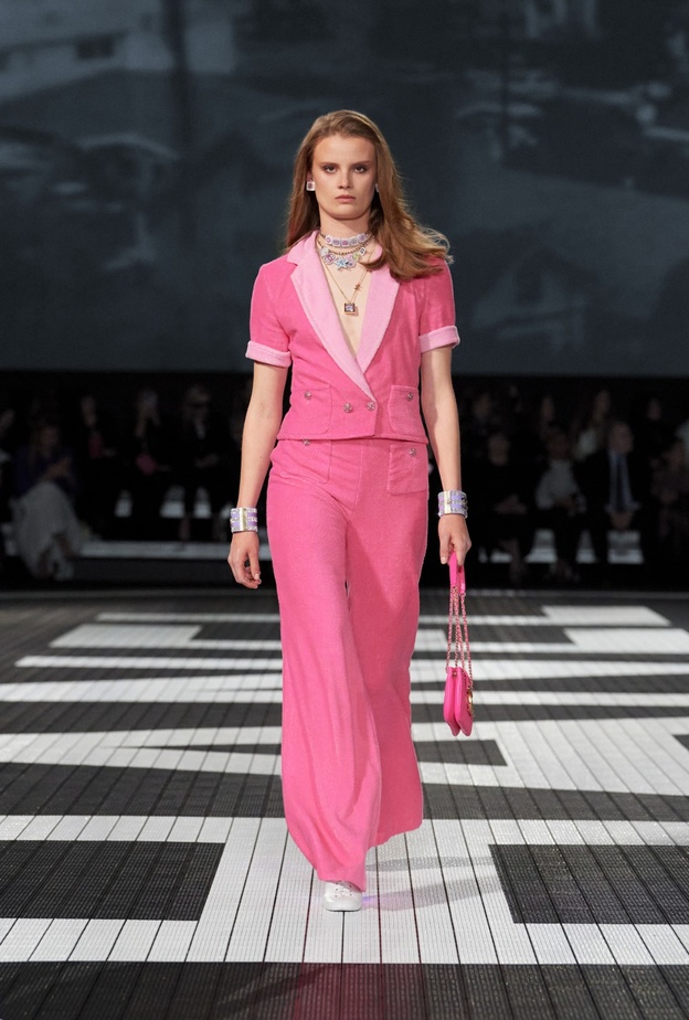 لون الأنوثة والتمرّد... تعرّفي على تاريخ اللون الوردي