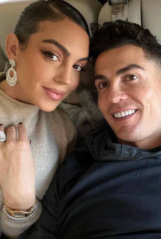 من جورجينا رودريغيز إلى كورا غوتييه.. كيف خطفن زوجات لاعبي الدوري السعودي الأنظار بتصاميم مجوهراتهن؟