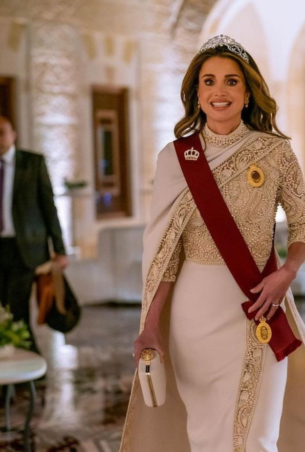هكذا تٌنسق الملكة رانيا تصاميم مجوهراتها العصرية مع إطلالاتها الشرقية الأنيقة
