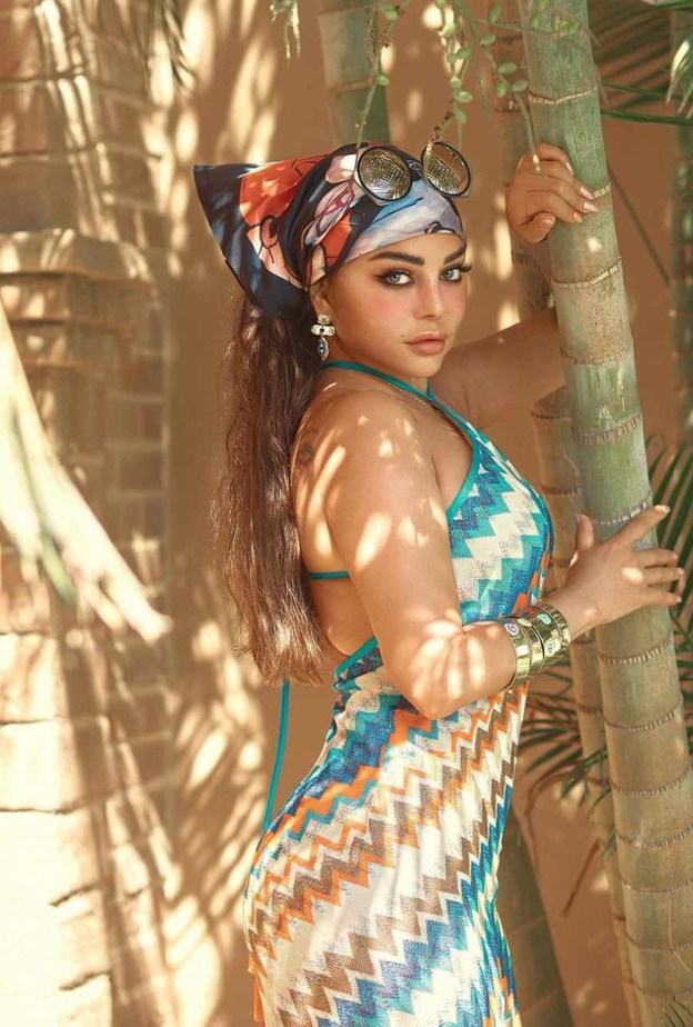 الفنانة هيفاء وهبي تواكب صيحة السكارف وتنسقه مع ملابسها 