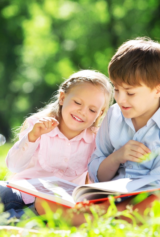 يجب غرس حب القراءة في الطفل منذ نعومة أظافره لينشأ متعلقاً بها وبالكتاب