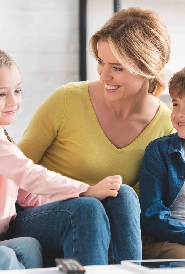 يحتاج طفل طيف التوحد إلى الاهتمام والدعم ولكن هذا ما يحتاجه ويفتقر إليه الطفل السليم عند اهمال أبويه له