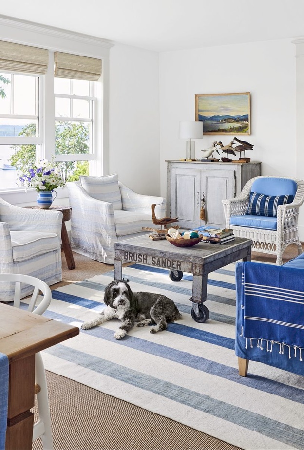 يدور الديكور الساحلي حول التقاط صفاء الشاطئ وبساطة أسلوب الحياة المريح والهادئ